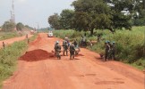 Prajurit TNI  Kontingen Garuda XXXVII-B/Minusca Perbaiki Akses Jalan di Afrika Tengah