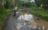 Warga Desa Jatianom Keluhkan Jalan Rusak
