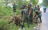 Antisipasi Banjir, TNI Bersama Warga Membersihkan Eceng Gondok di Sungai