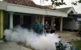 Antisipasi Penyebaran Penyakit DBD, Pemerintah Desa Tawangrejo melakukan Fogging