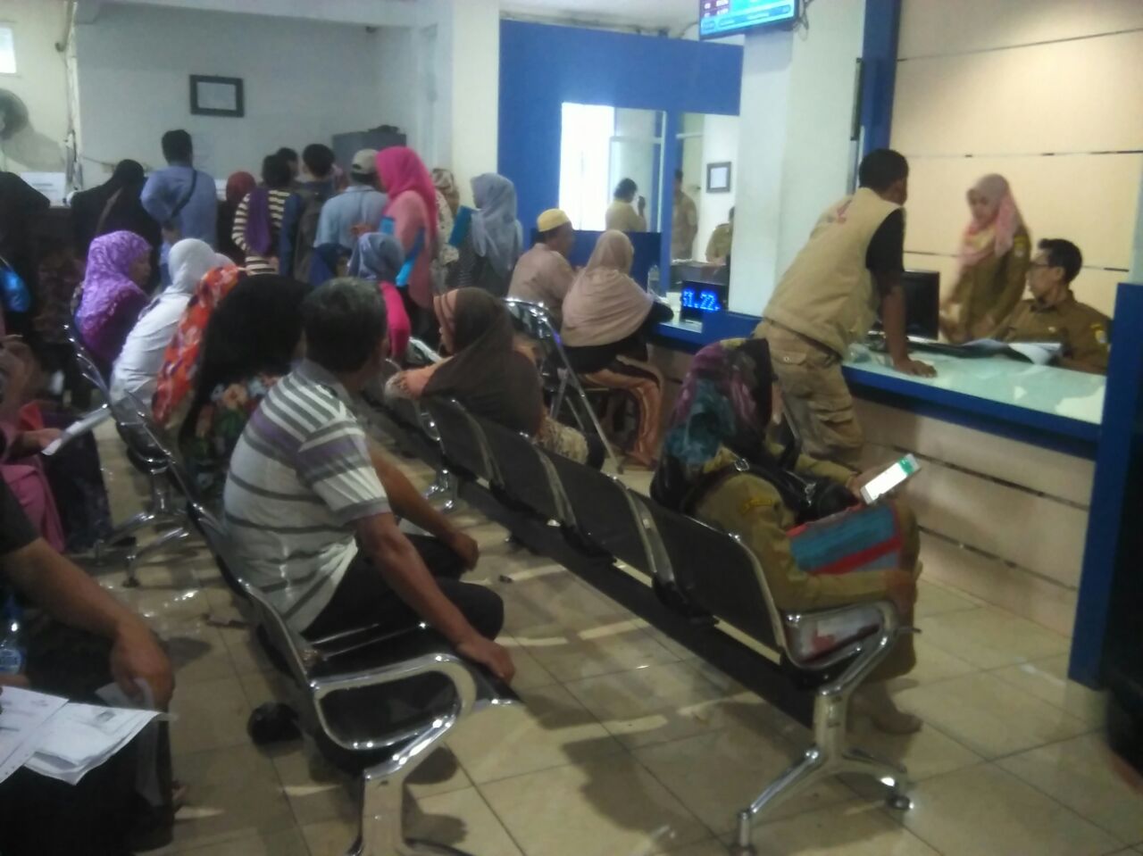 Ratusan Warga Serbu Kantor Disdukcapil Kabupaten Cirebon