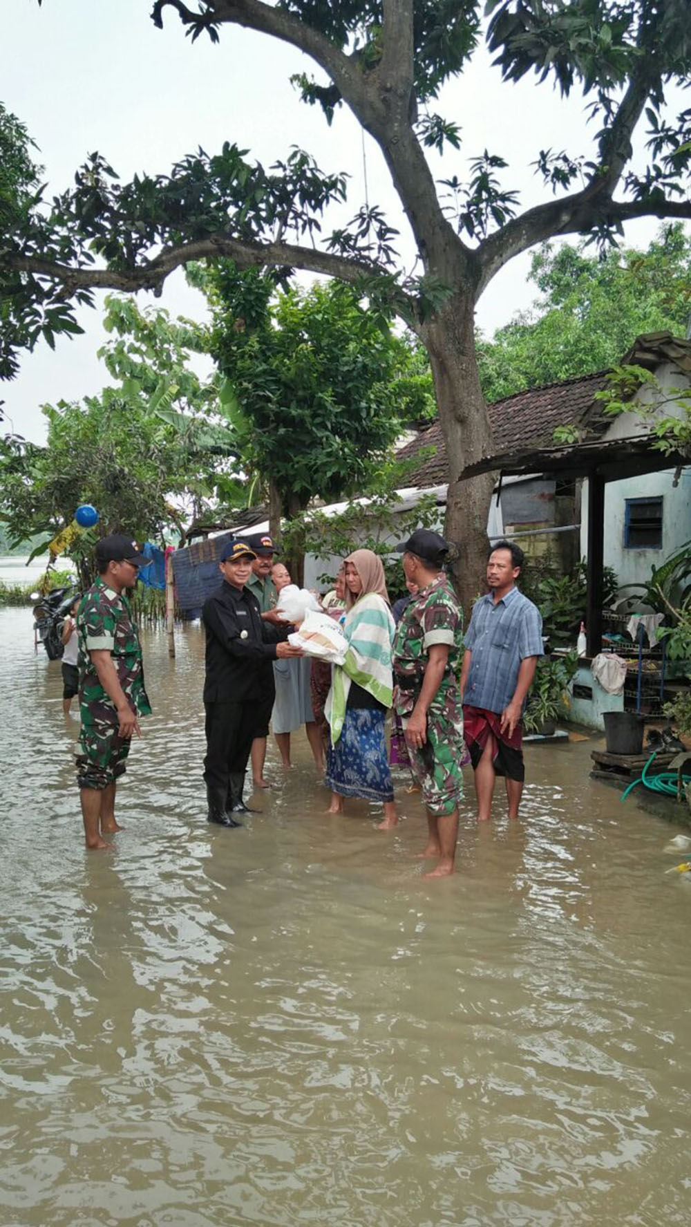 Tiga Pilar Berikan Bantuan Sembako Pada Korban Banjir Karangbinangun