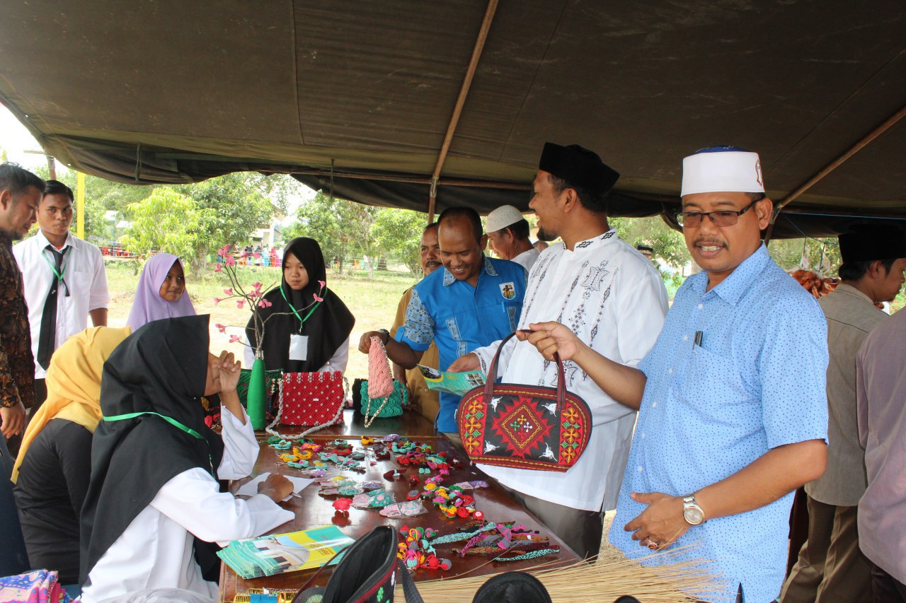 Dayah Entrepreneur Darussalam Sukses Gelar Bazar Kreatif Santri