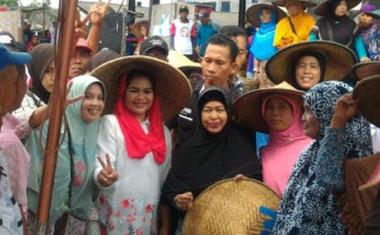 Lawatan Politik di Lamongan, Cawagub Jatim Puti Guntur Soekarno Putri Blusukan ke Pasar Ikan