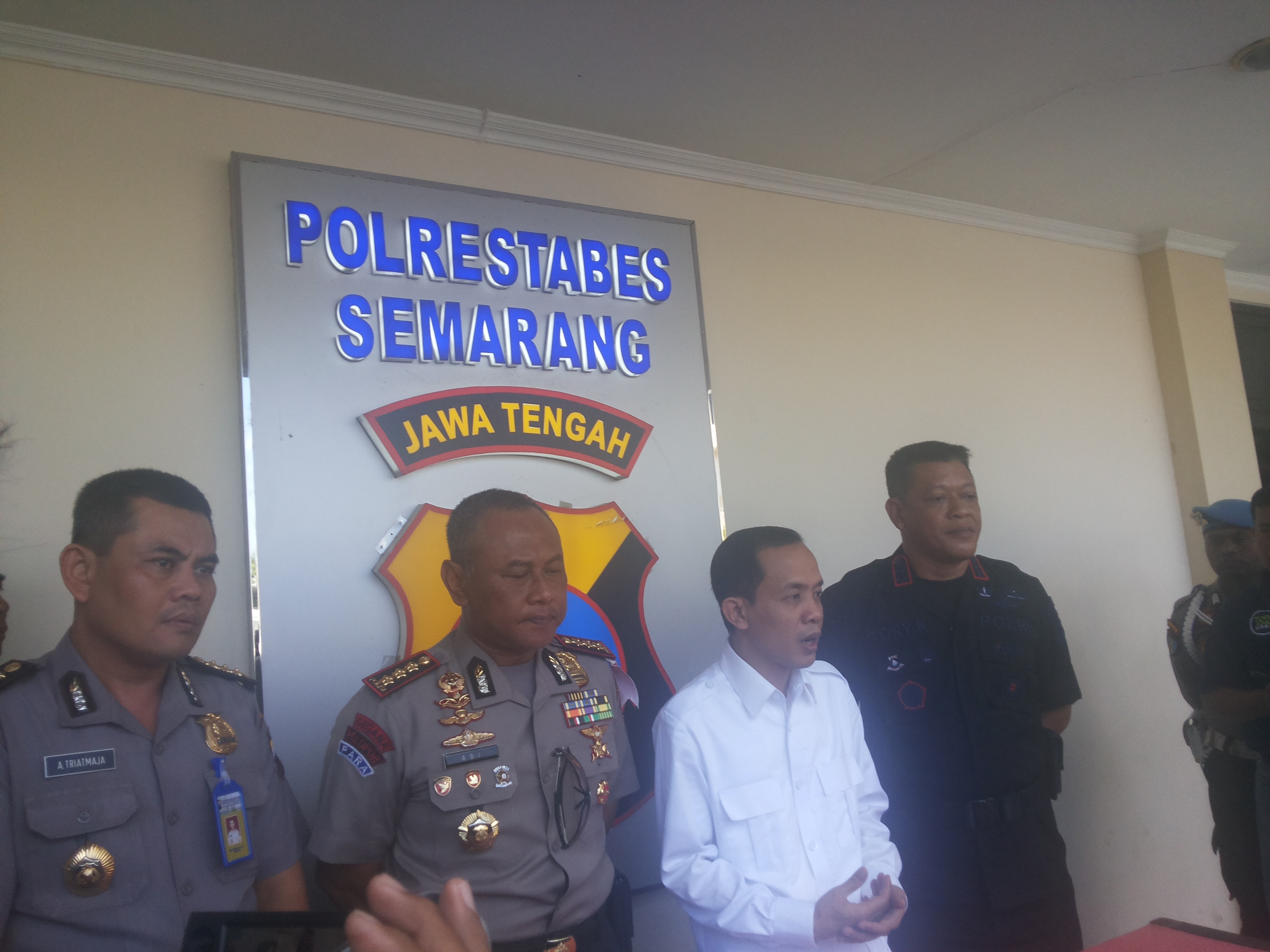 Kapolrestabes Gelar Press Conference Terkait Patroli Brimob di Kantor Gerindra Semarang