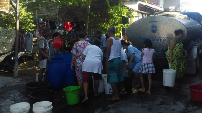 Pemkot Semarang Distribusikan 75 Tangki Air Gratis Perhari