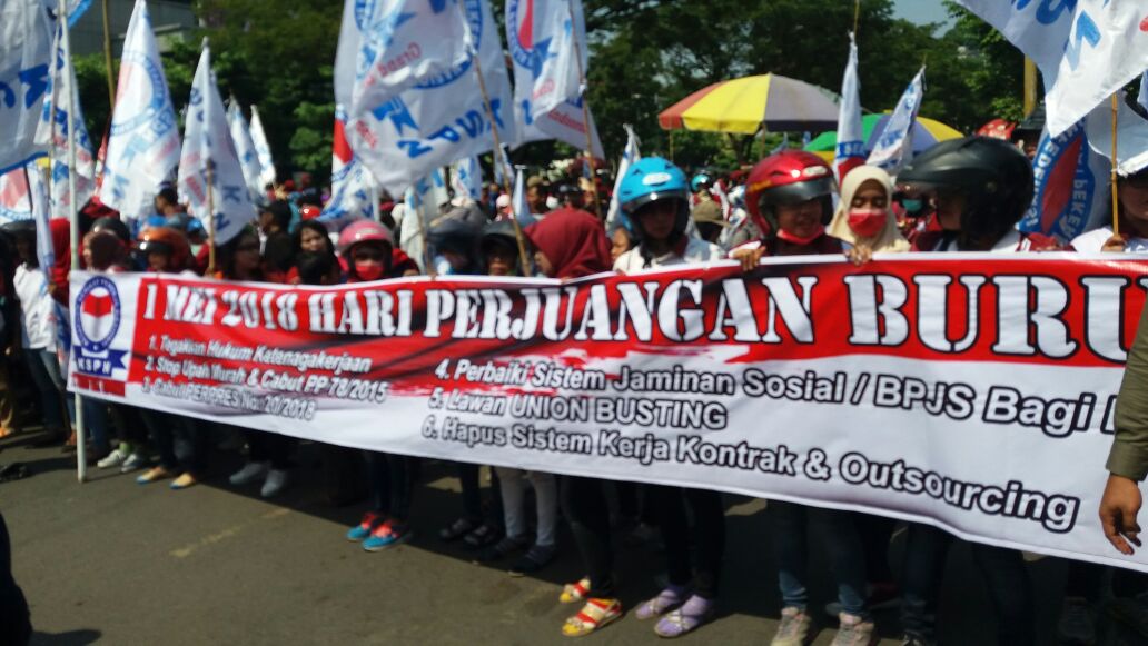 Gelar Aksi May Day, Ribuan Buruh Padati Jalan Pahlawan Semarang