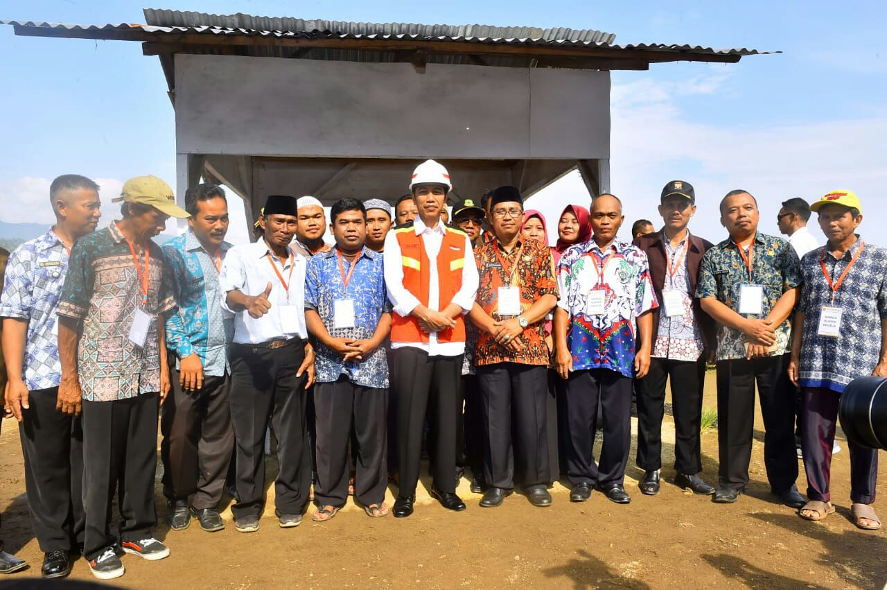 Presiden Joko Widodo Bersama Menteri PUPR Basuki Hadimuljono Meninjau Bendungan Kuningan