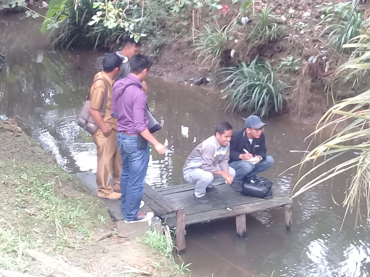 Tim Dinas Lingkungan Hidup Kabupaten Kotabaru Tinjau Sungai Yang Tercemar Limbah