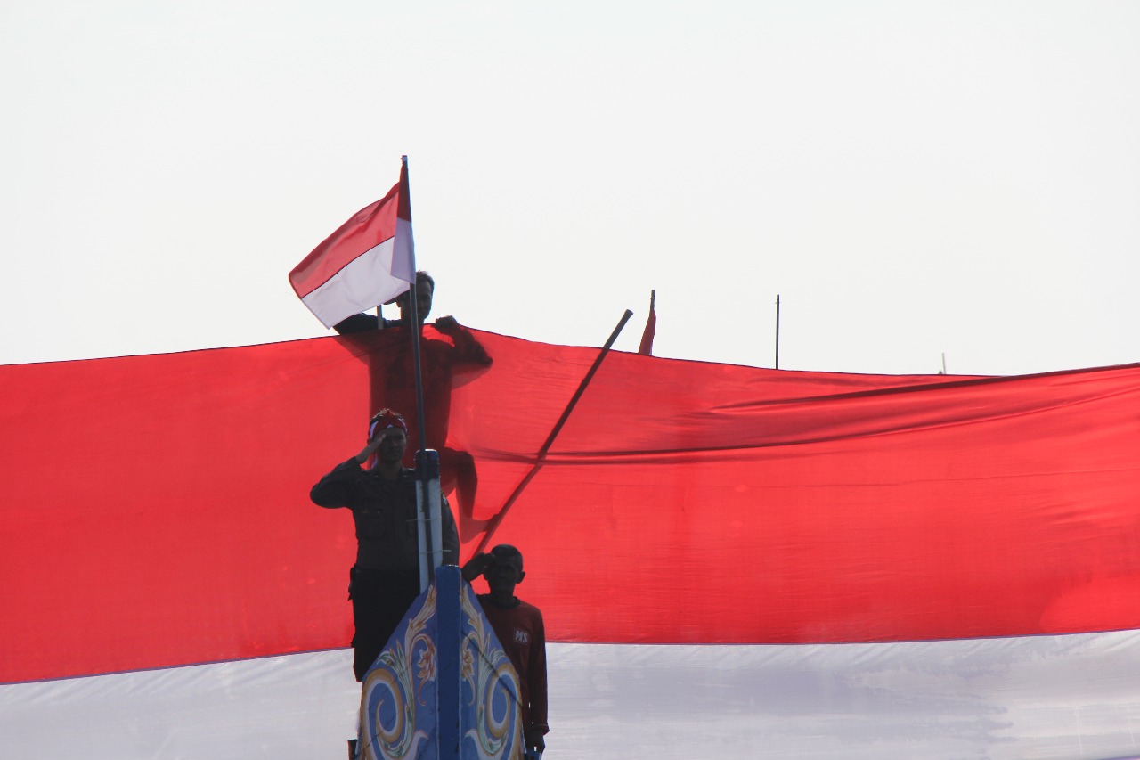 Prakarsa Kapolres, 200 Meter Bendera Merah Putih Terpasang di sepanjang Pantai Utara