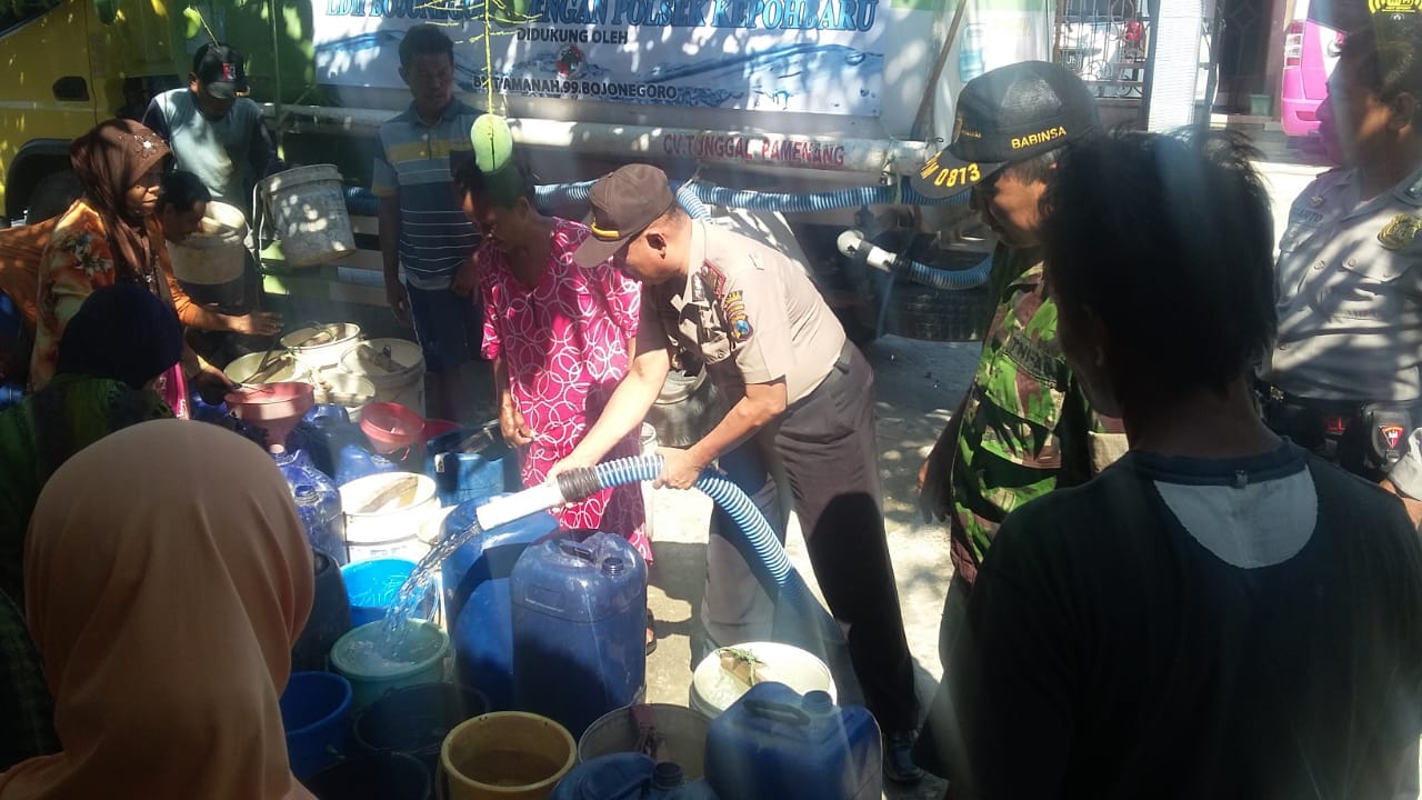 Bekerja Sama Dengan LDII Bojonegoro, Polsek Kepohbaru Distribusikan Air Bersih Ke Wilayah Kekeringan