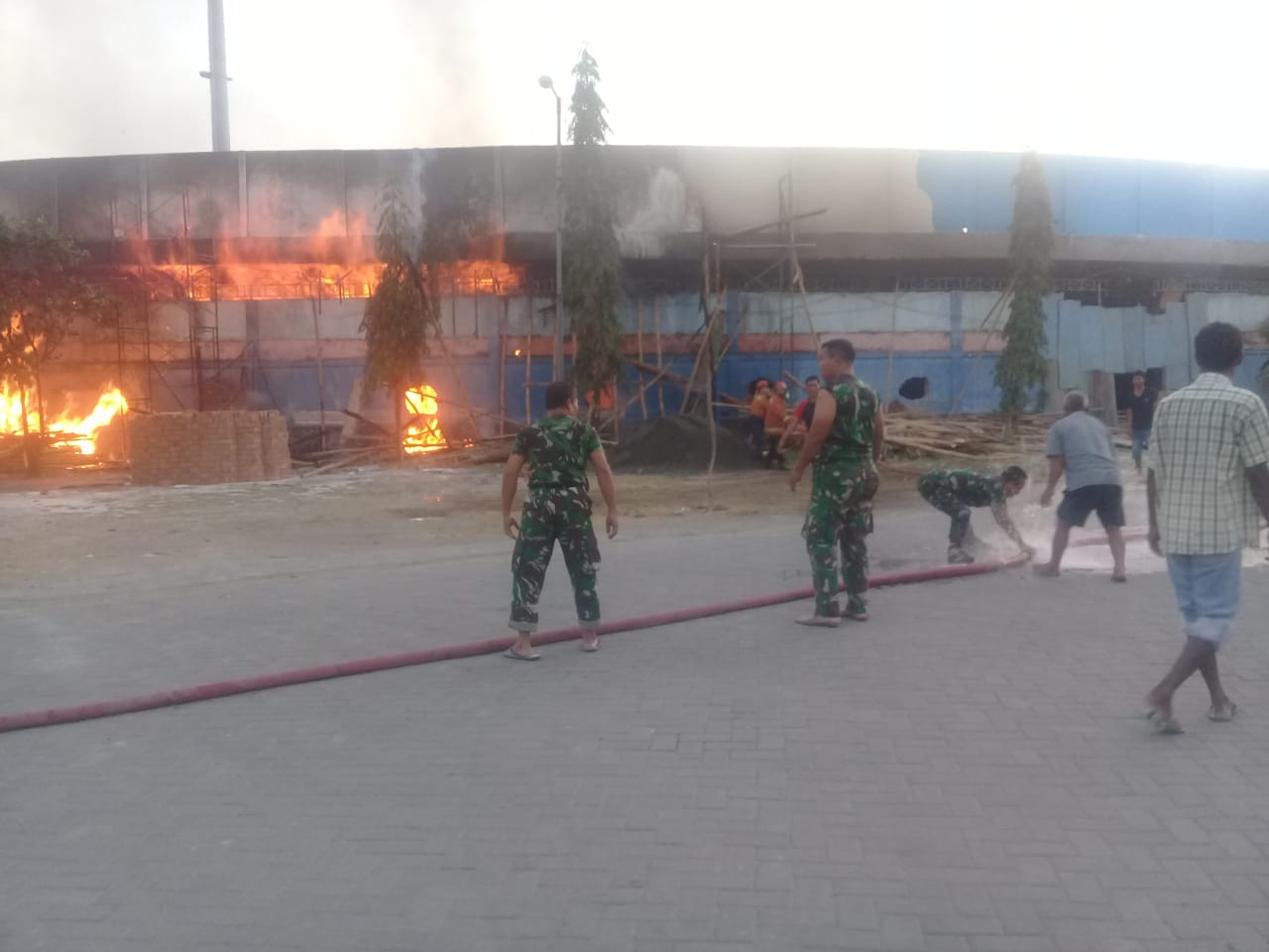 Sigap, TNI-Polri Dan Damkar Padamkan Api Tribun Stadion Surajaya