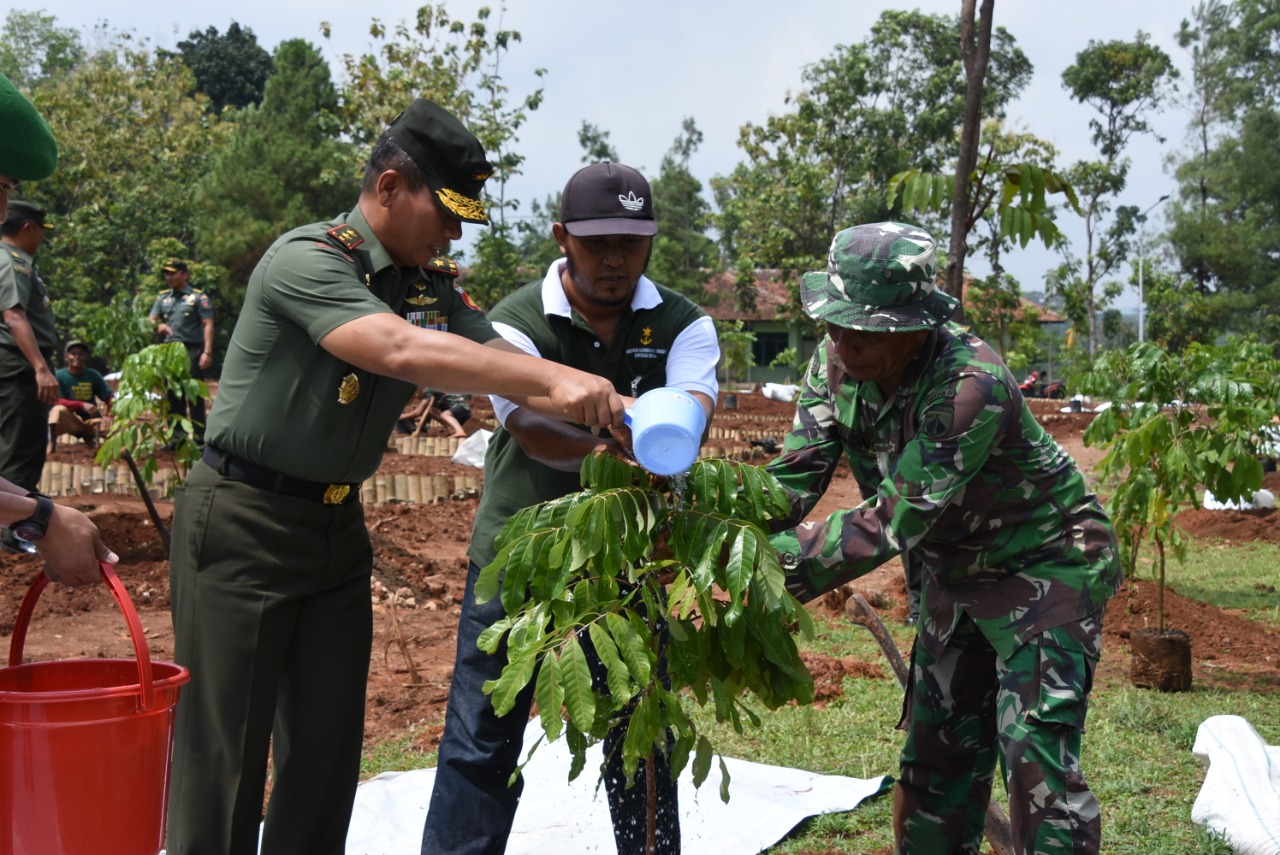 Pangdam IV/ Diponegoro Lakukan Penanaman Pohon di Komplek Makodam