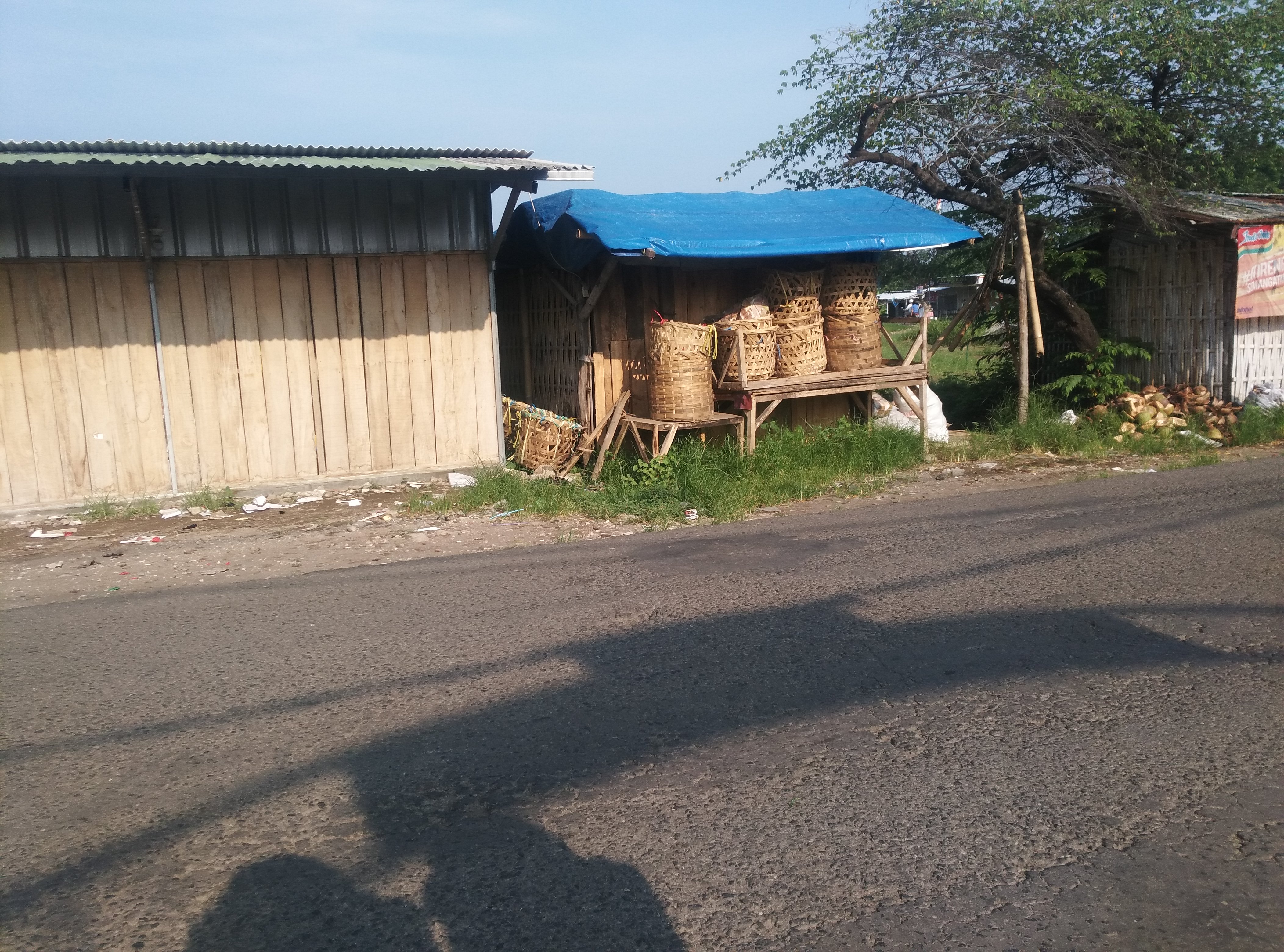 Oknum Aparat Desa Cirebon Girang Diduga Pungli Pedagang  Tepi Jalan Propinsi