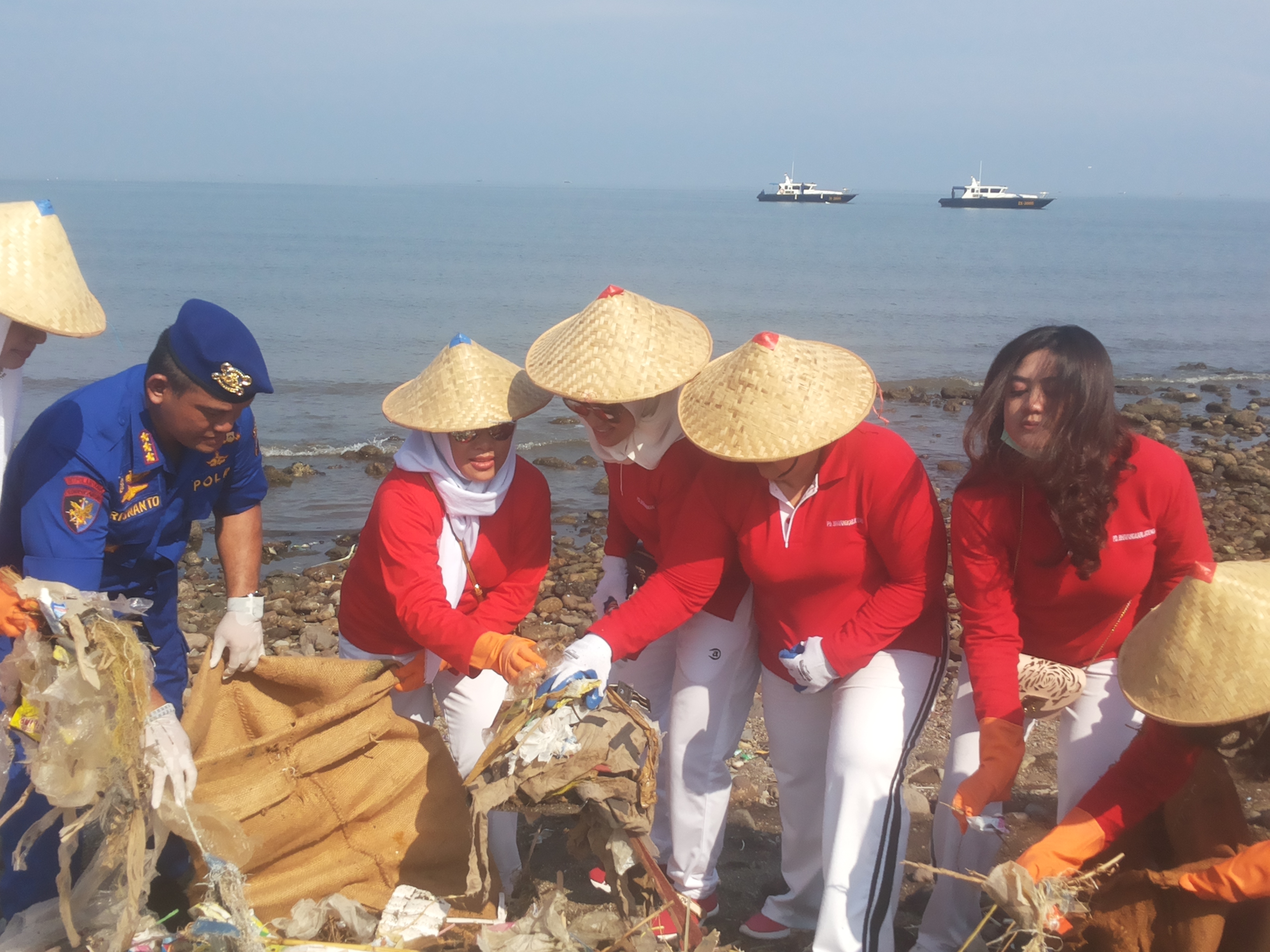 Peduli Alam, Ditpolairud dan Bhayangkari Polda Jateng Bersih-bersih Sampah di Pantai
