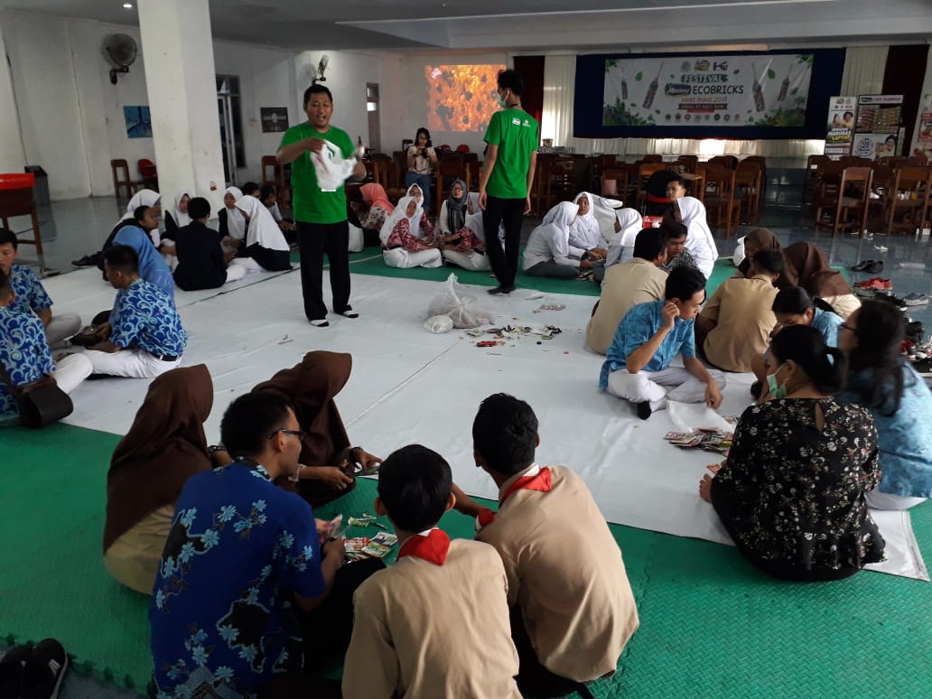 PT Marimas Bersama KSI Berikan Pelatihan Ecobrick Kepada Pelajar 25 SMK se Jateng