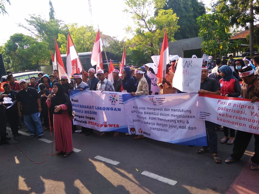 Aksi Demo Maslam Peri Kantor KPU Lamongan, Tolak People Power dan Menerima Keputusan KPU