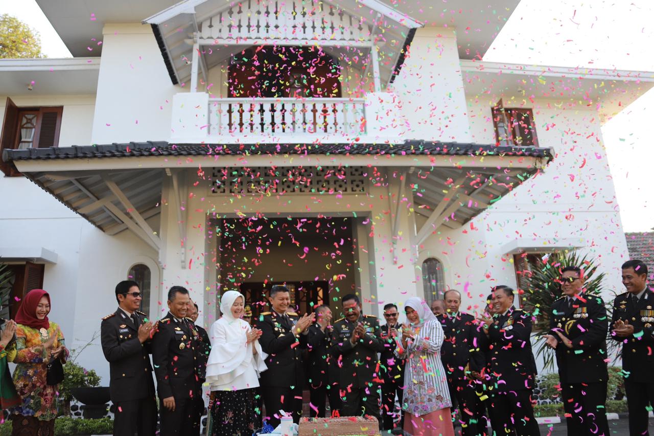 Kapolda Jateng Berikan Kue Ultah untuk Pangdam IV/Diponegoro