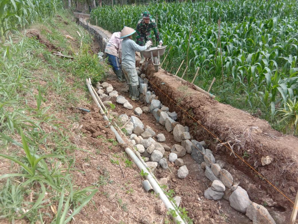Petani Senang, Plengsengan Irigasi Di Kebun Jagung Tersentuh Juga Oleh TMMD