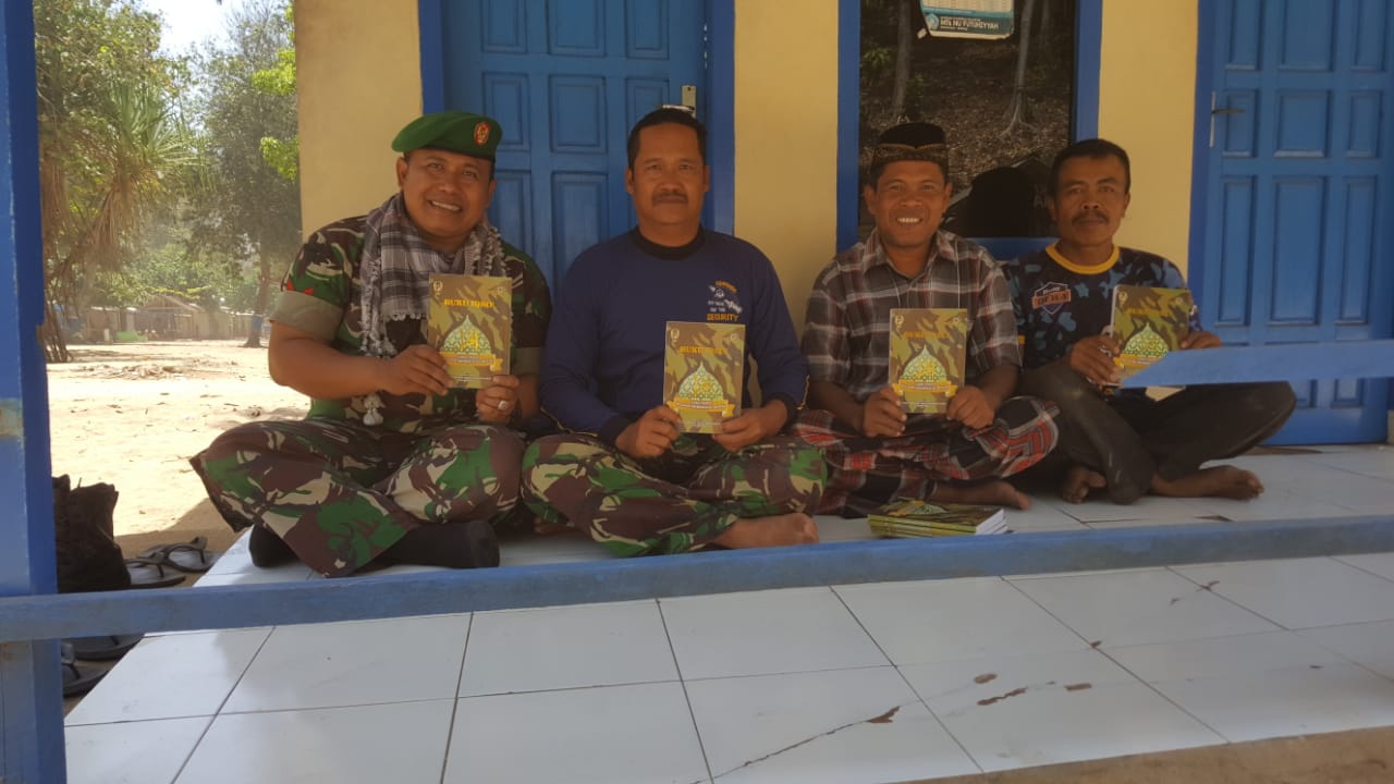 Cerdaskan Anak Bangsa, Satgas TMMD Beri Tali Asih Buku Iqro' untuk TPQ