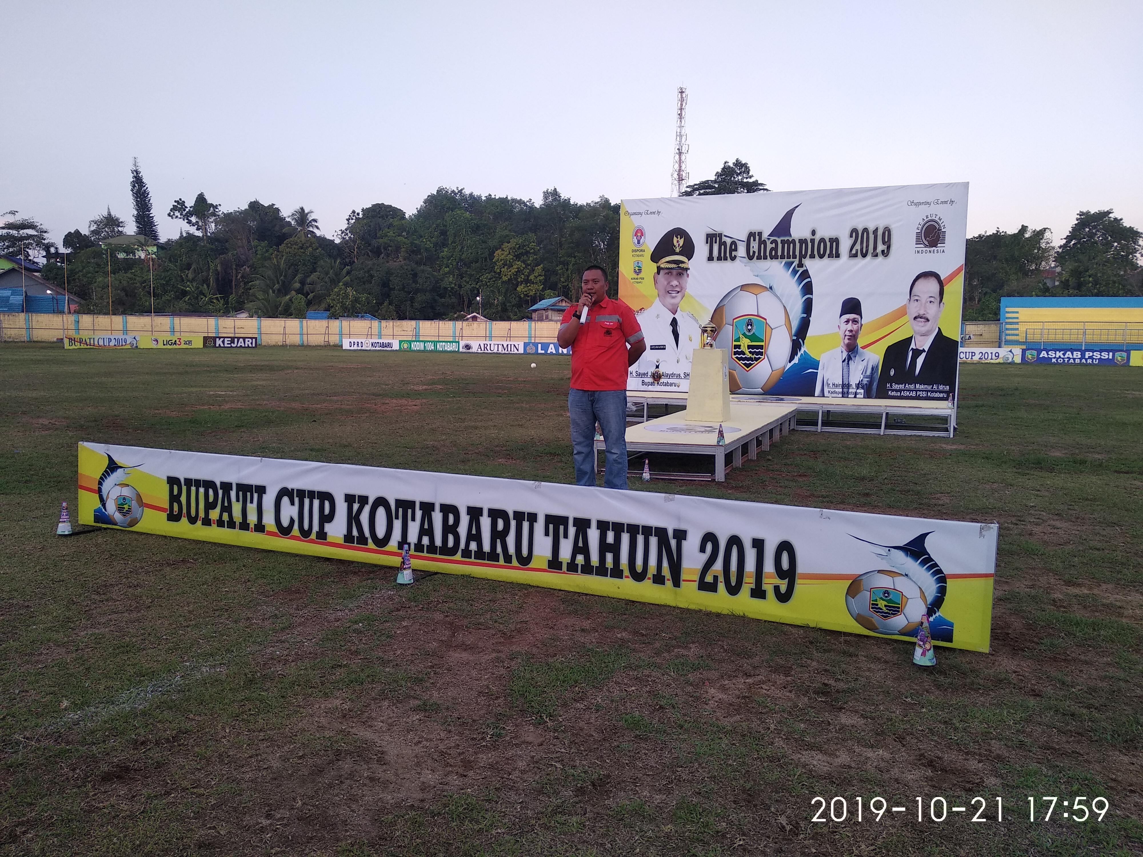 Bupati Kotabaru Saksikan Pertandingan Final Sepak Bola Piala Bupati Cup