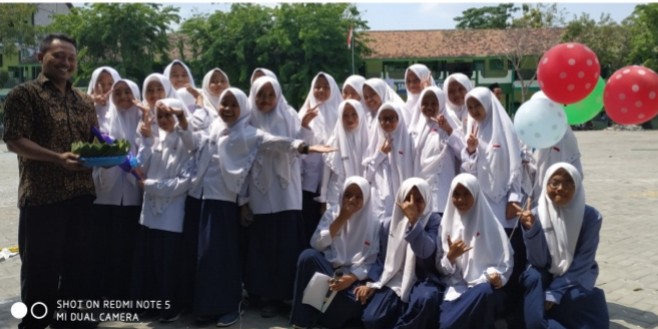 Peringati Hari Guru, Pelajar SMP Siman jaya lamongan Berikan Kado untuk Gurunya