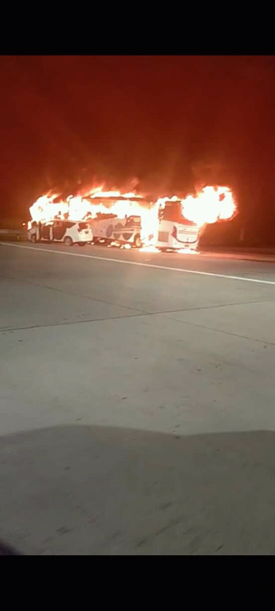 2 Bus dan 1 Mobil Terbakar di Gerbang Tol Kalikangkung 