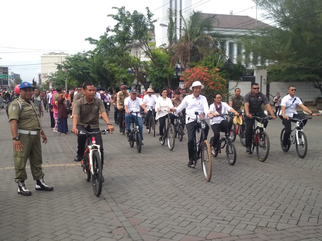 Jokowi Bersepeda di Kota Lama Usai Tinjau Pasar Johar