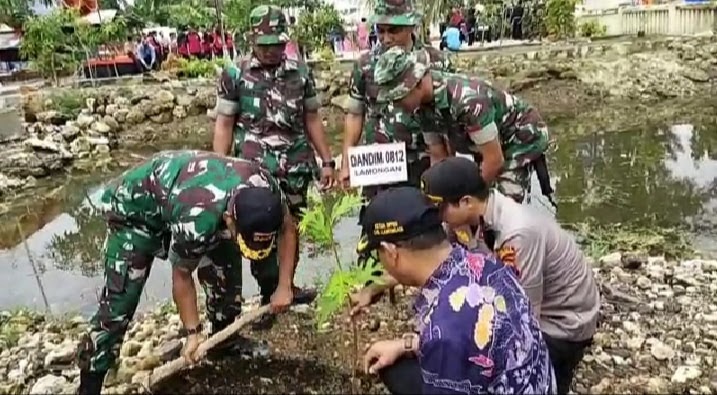 Polri-TNI Bersama Pemkab. Hijaukan Bumi Lamongan