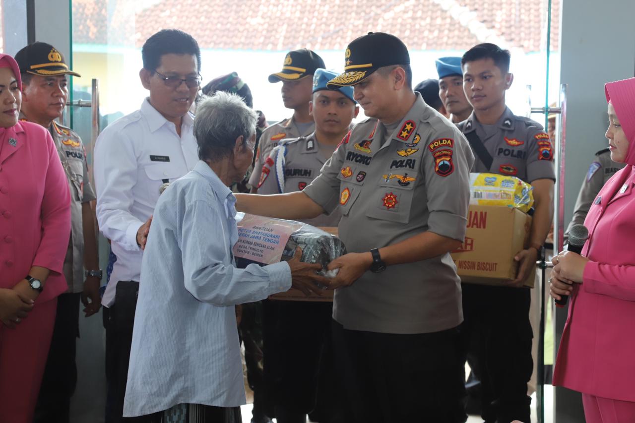 Kapolda Jateng Datangi dan Berikan Bantuan Korban Banjir di Demak