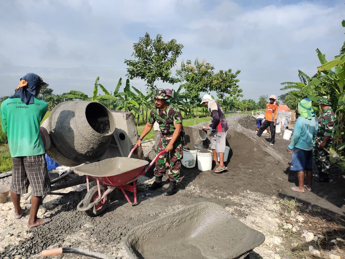 Anggota Koramil Kedungpring Dan Masyarakat Karya Bakti Cor Jalan,Perbaiki Infrastruktur Desa