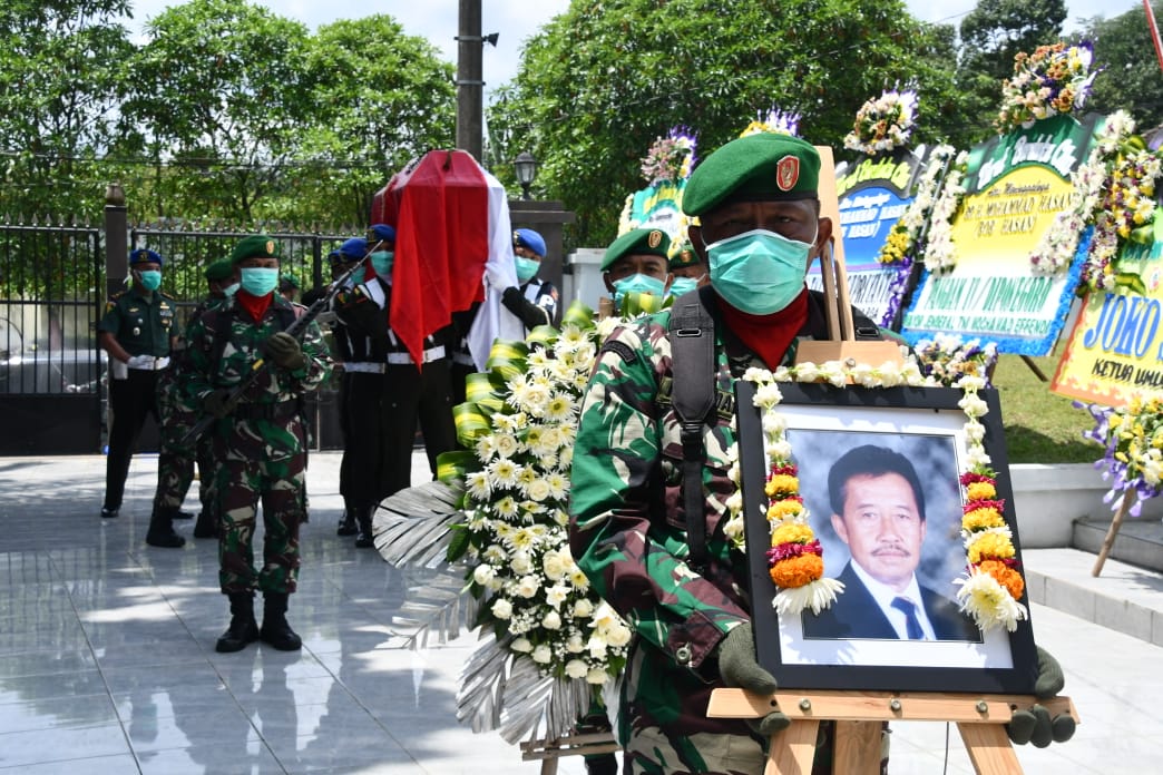 Pangdam IV Pimpin Upacara Pemakaman Bob Hasan di Ungaran