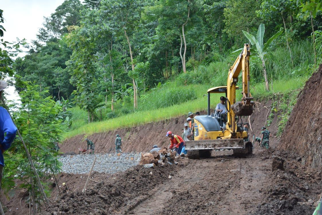 Alat Berat Excavator Di Operasikan Di Lokasi Plengsengan TMMD 107
