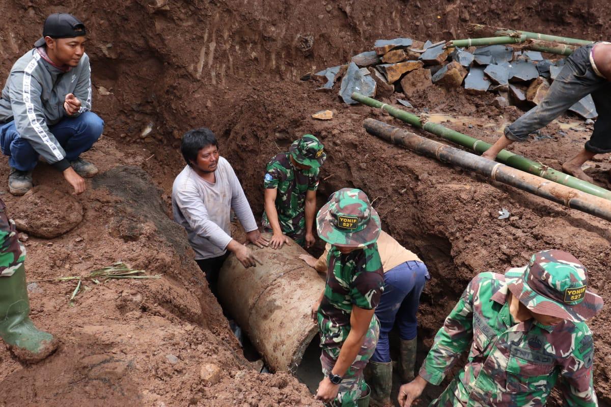 Warga Bersama TNI Turunkan Buis Gorong Gorong Disasaran TMMD