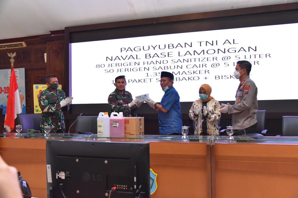 Paguyuban TNI - AL Naval Base Lamongan Beri Bantuan APD Dan Handsanitizer Kepada Posko Gugus Tugas C...
