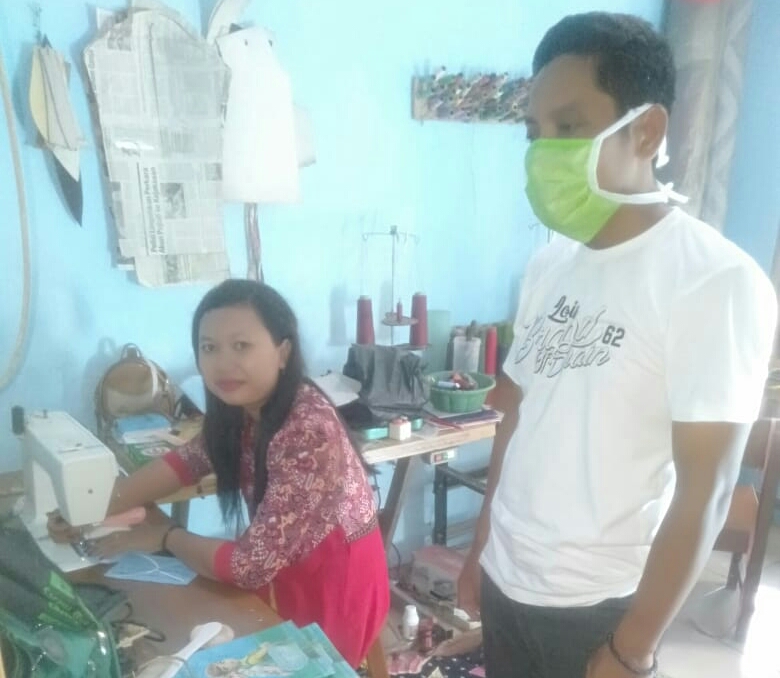 Berdayakan Penjahit Rumahan, Pemdes Guyangan Bagikan Masker Gratis Ke Warga Desa