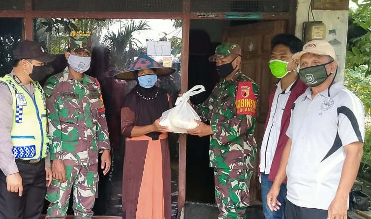 Sinergi TNI-Polri,Paket Sembako Dan Masker Dibagikan Warga Kurang Mampu