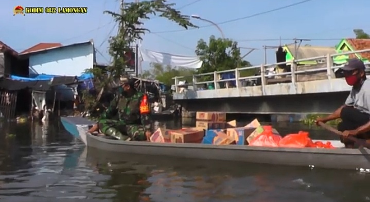 Ringankan Warga Terisolir Banjir,Babinsa Bojoasri Bagikan Sembako Dengan Perahu