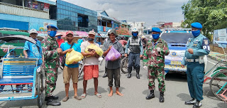 Lanal Kotabaru Salurkan 500 Paket Sembako, Beban Abang Becak Ringan
