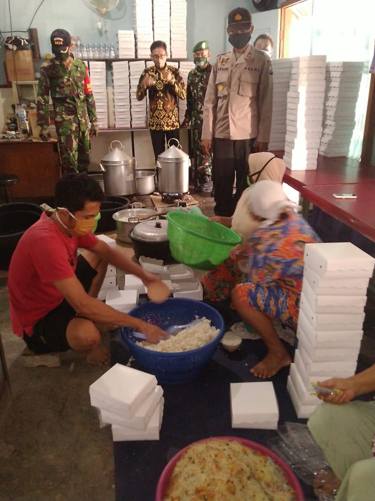 TNI Bersama Polri Wilayah Lamongan Bagikan Makanan Kepada Warga Terdampak Covid-19 