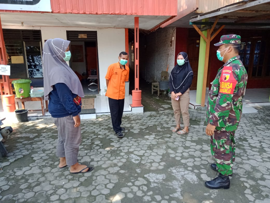 Libur Hari Raya,Babinsa Gunungrejo Terus Menghimbau Warga Gunakan Masker Cegah Nularnya Covid-19