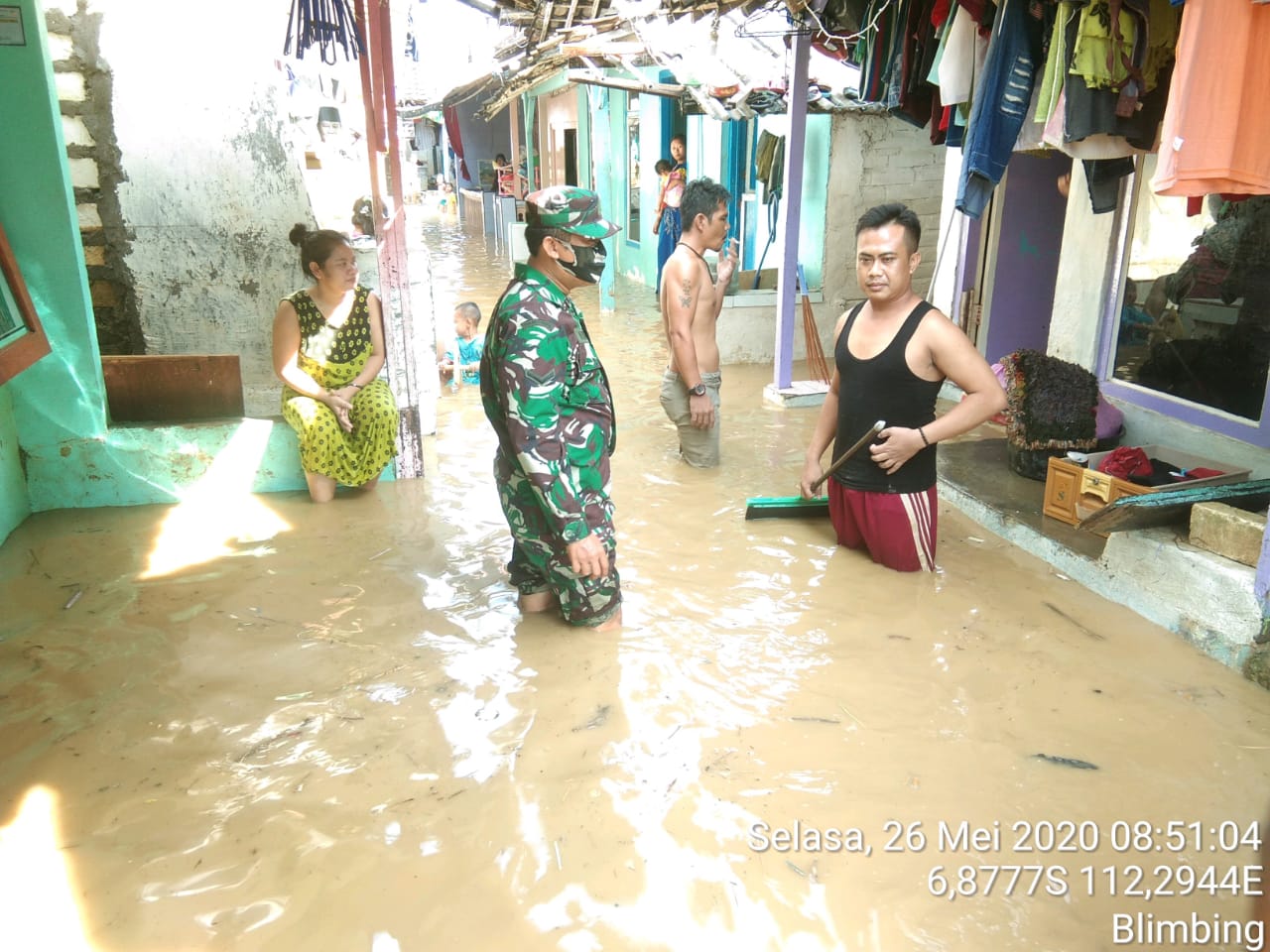 Cepat Tanggap,Babinsa Brondong Bantu evakuasi Barang rumah Bersama Warga Terdampak Banjir