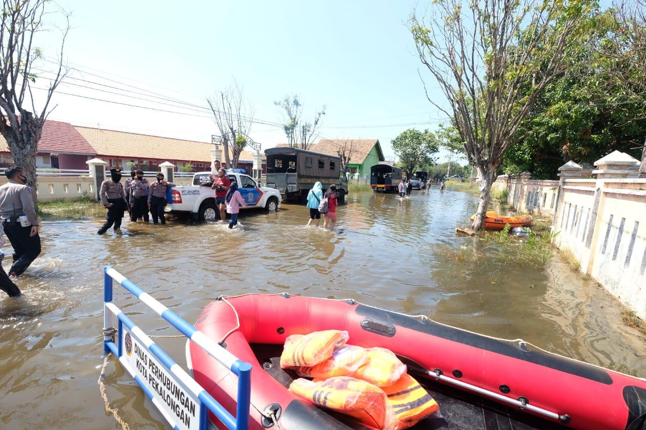 Tinjau Korban Banjir Pekalongan, Kapolda Jateng: Kegiatan Sosial Ciptakan Rasa Memiliki