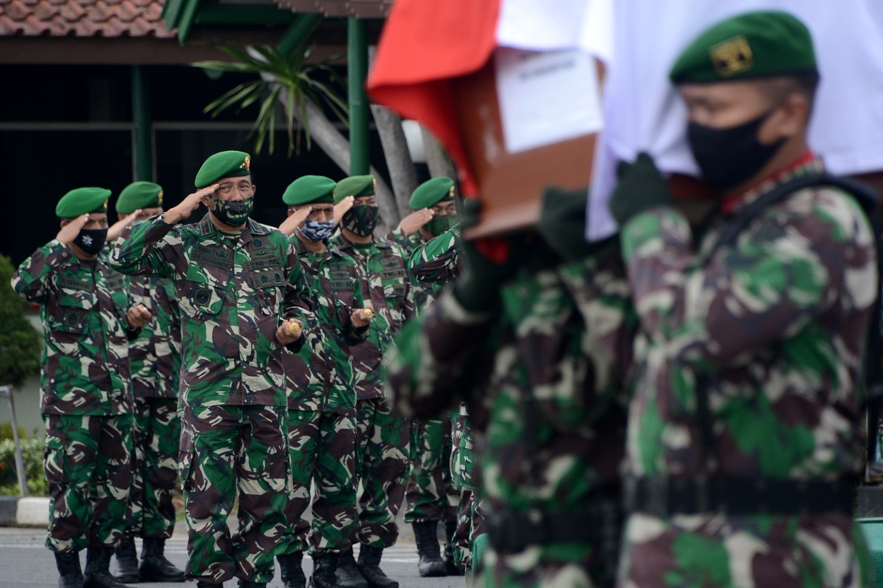 Pangdam IV/ Diponegoro Beri Penghormatan Terakhir Untuk Korban Heli MI-17