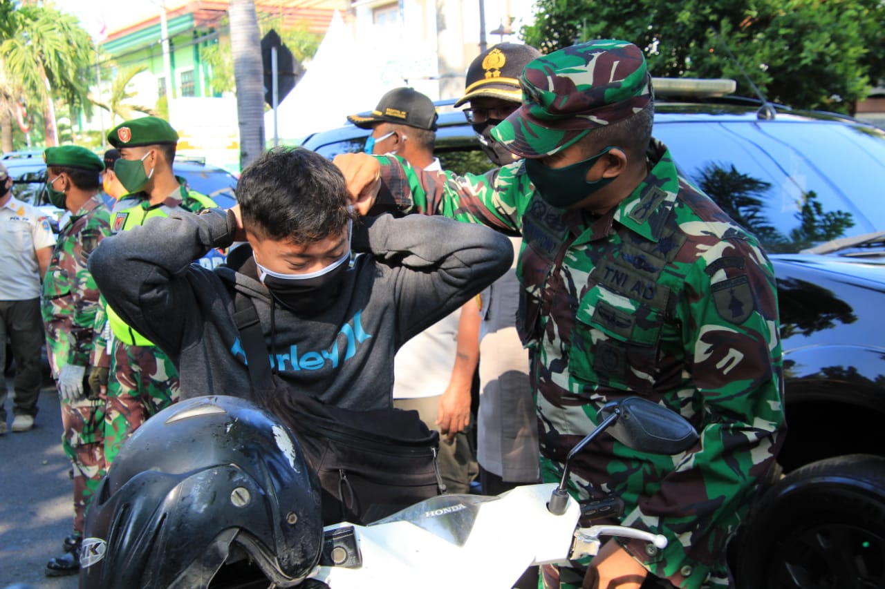 Menuju New Normal,Aparat Gabungan TNI Polri Beserta Pemda Gelar Operasi Penegakan Disiplin Protokol ...