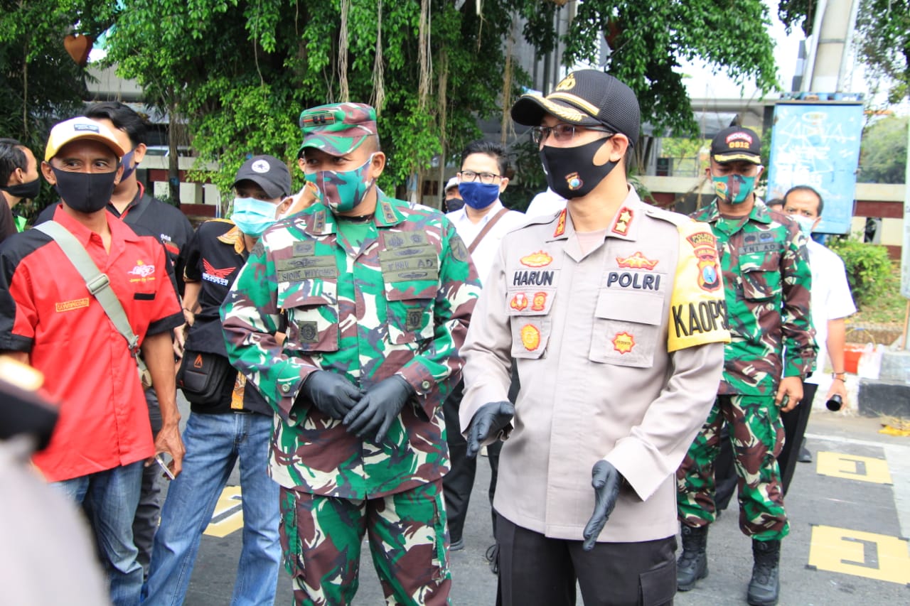 Berhenti di Traffic Light, TNI Polri dan Pemkap Terapkan Jaga Jarak Antar-Kendaraan