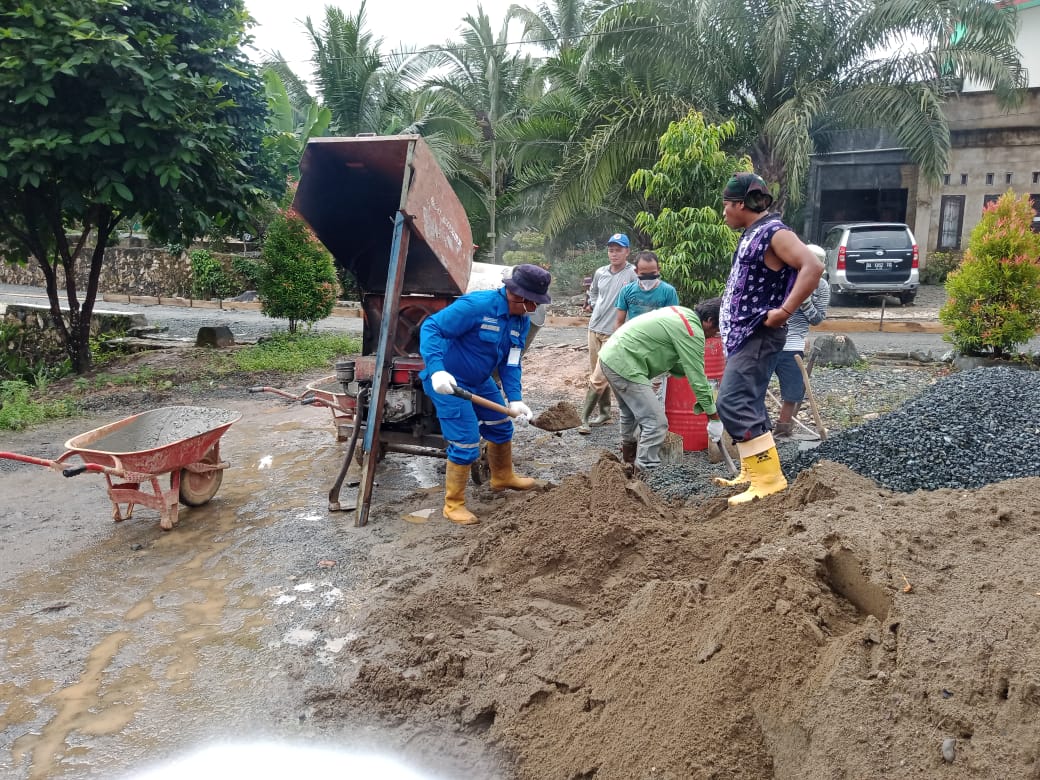 HUT ke- 45, PT. ITP Tarjun Perbaiki Jalan Desa Tegalrejo