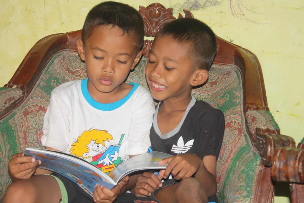 Beberapa Anak Sedang Membaca di Rumah Baca Api Literasi  Oleh: Fathan Faris Saputro (Founder Rumah B...