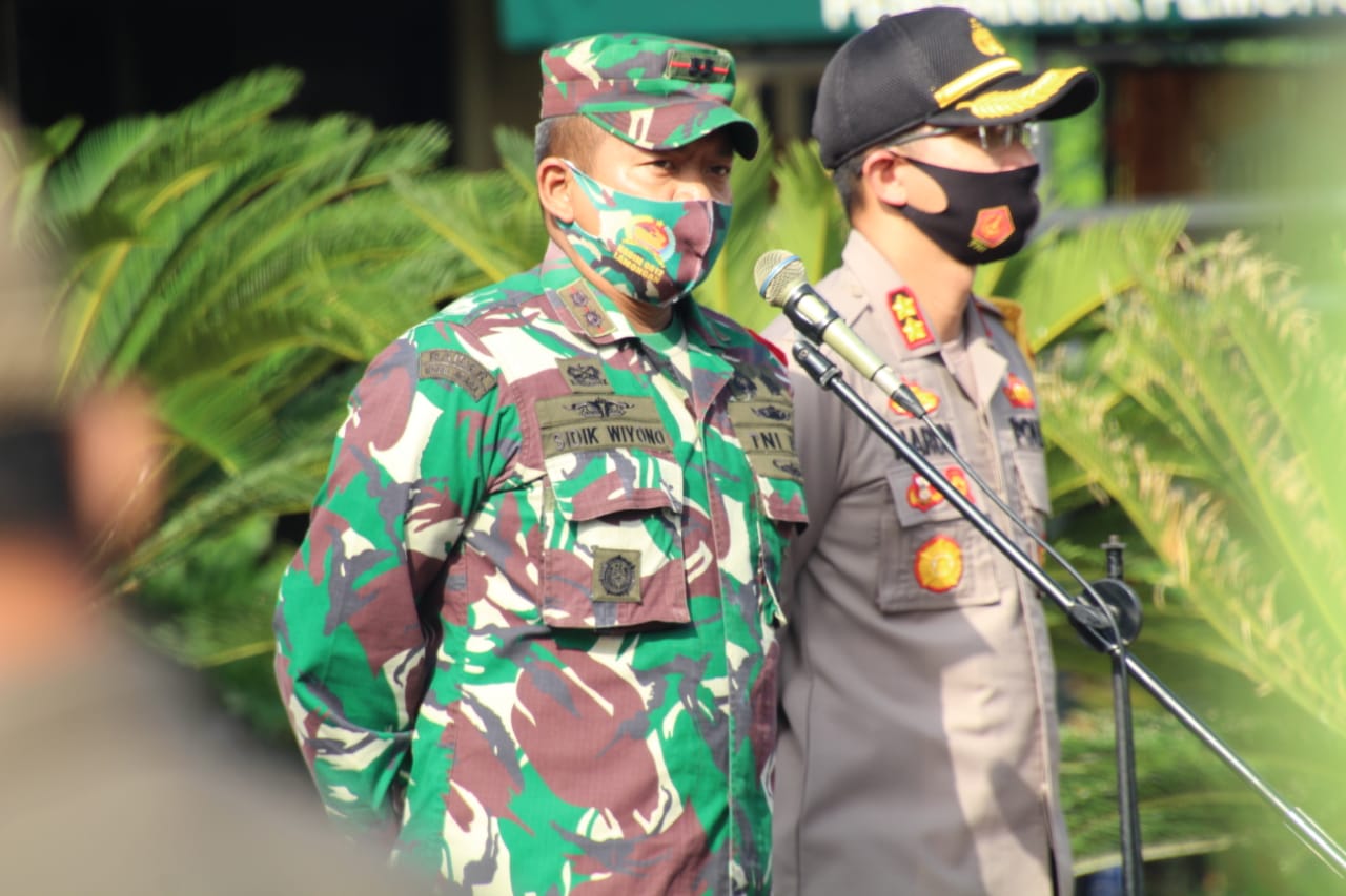 TNI Polri Di Lamongan Siap amankan tahapan pengundian nomor urut pasangan calon Bupati dan wakil bup...