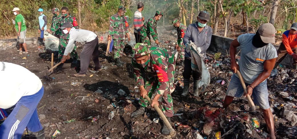 Peduli pada kebersihan lingkungan TNI di mantup ajak warga bersihkan TPA
